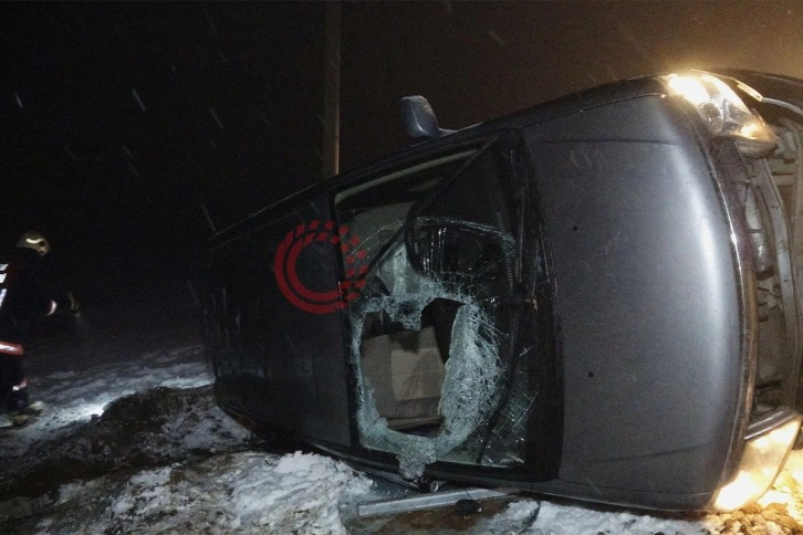 Elazığ'da kazada takla atan aracın altında sıkıştı