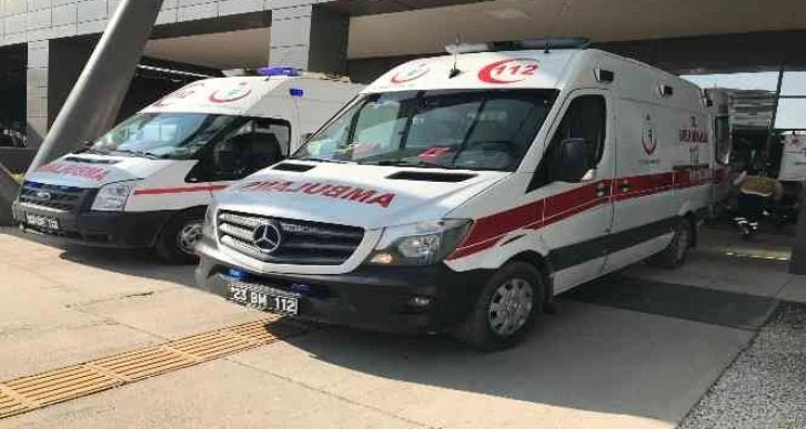 Elazığ’da otomobil şarampole uçtu: 2 yaralı