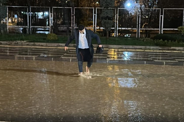 Elazığ’da sağanak yağışta yalın ayak yürüyüş