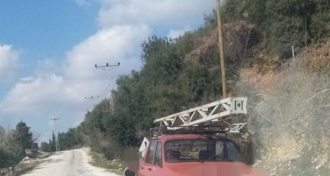 Elektrik direğini kesip hurdacıya götürürken yakalandı