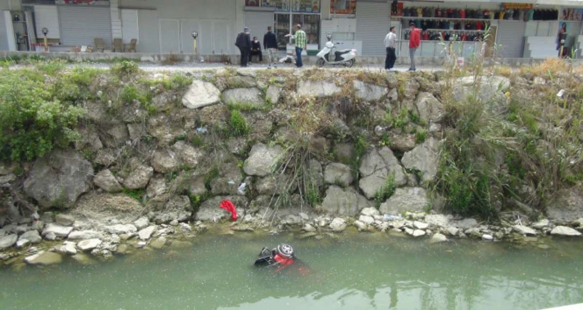 Elektrikli bisikletiyle dereye uçan kadın turist ölümden döndü