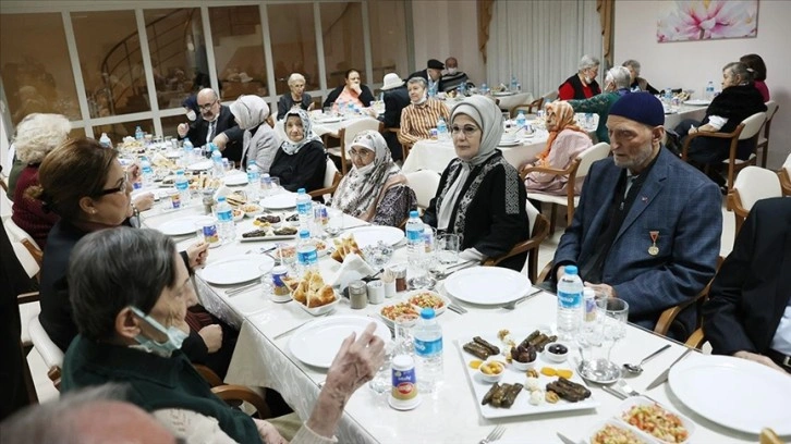 Emine Erdoğan'dan huzurevi sakinlerine sürpriz ziyaret