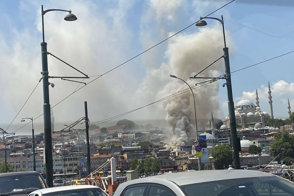 Eminönü'nde havai fişek satışı yapılan dükkanda yangın çıktı