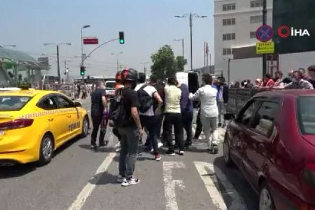 Eminönü'nde kaza sonrası yaşanan kavga kamerada