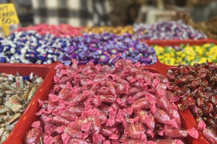 Eminönü’nde rengarenk şeker ve lokumlar tezgahlardaki yerini aldı