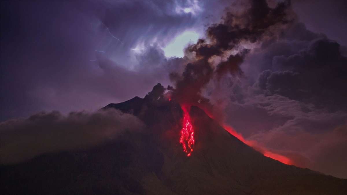 Endonezya'da Sinabung Yanardağı'nda patlama