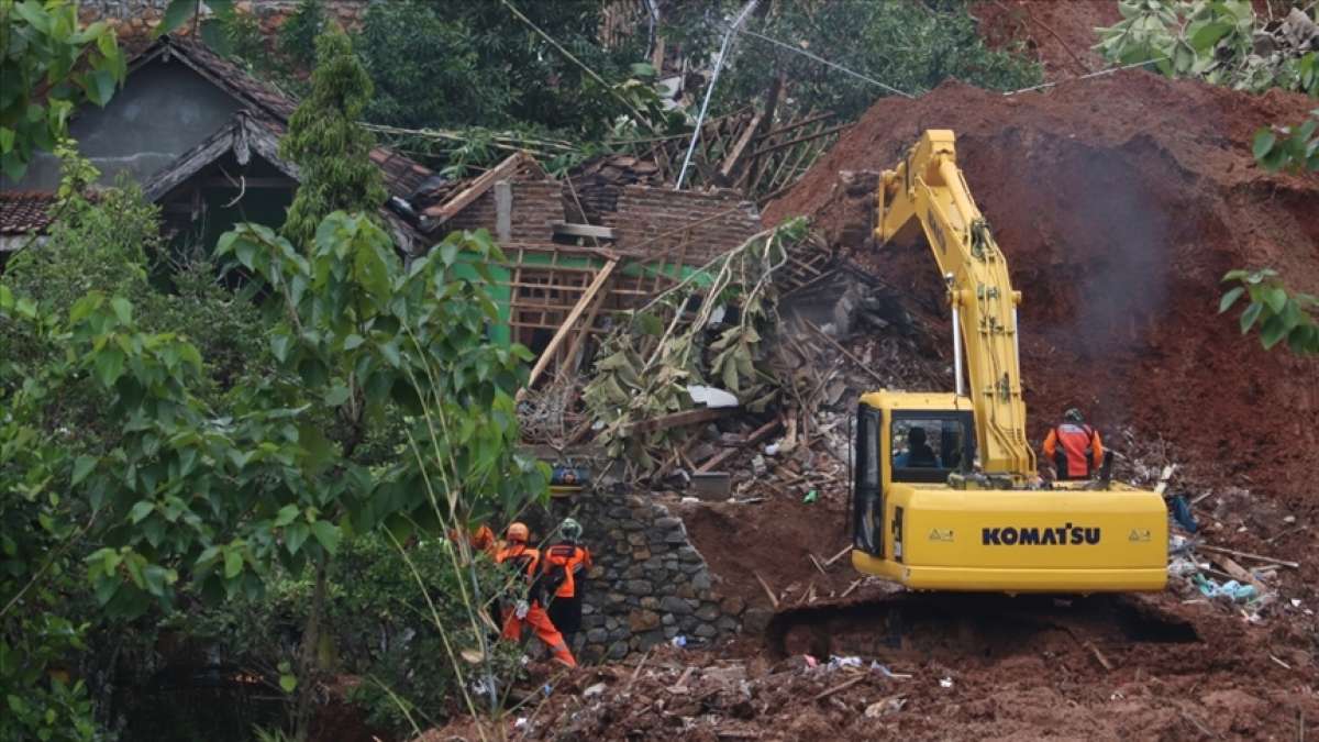 Endonezya'daki heyelanda ölü sayısı 12'ye çıktı