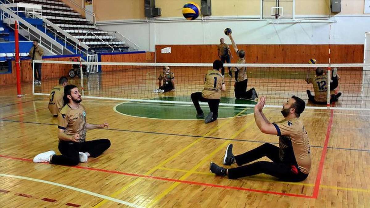 Engelli gazilerin de yer aldığı oturarak voleybol takımından...