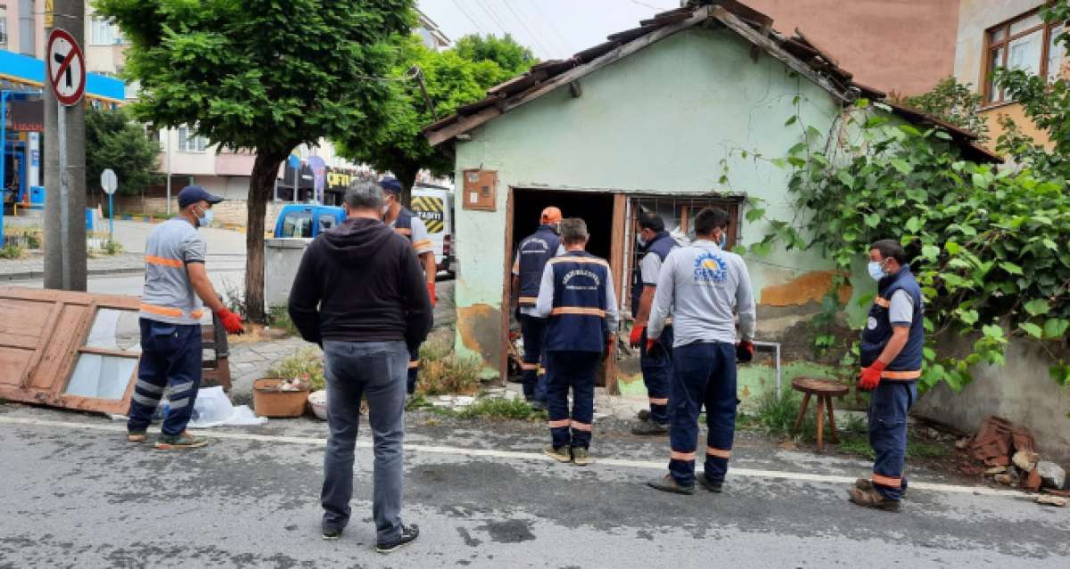 Engelli kadının müstakil evinden 2 kamyon dolusu çöp çıktı