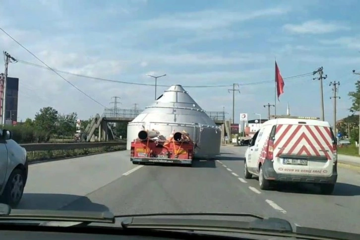 Eninden büyük yük taşıyan tır trafiği yavaşlattı