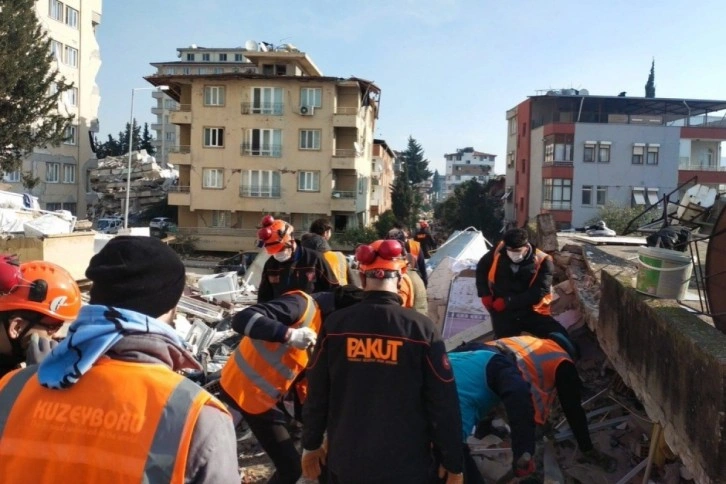 Enkaz altından çıkarılan kadının ilk sözleri: 'Allah'ım şükürler olsun ya Rabbim'