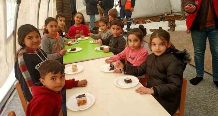 Enkazdan kurtarılan Eymen’in doğum gününü Aile ve Sosyal Hizmetler Bakanlığı personeli kutladı