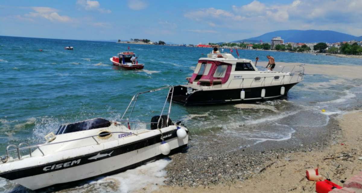 Erdek'te lodosun vurduğu tekneler kurtarıldı