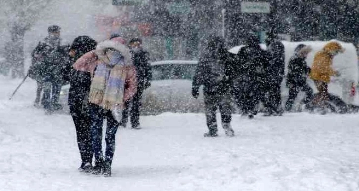 Erzincan güne kar yağışıyla uyandı