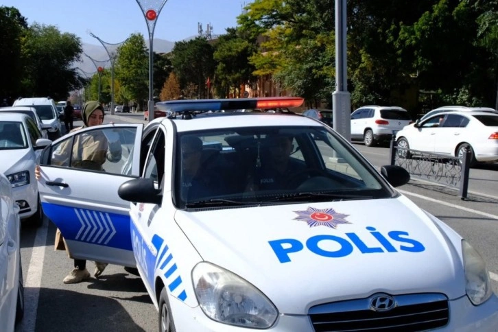 Erzincan polisi KPSS'ye geç kalmakta olan öğrenciyi 15 dakika kala sınava yetiştirdi