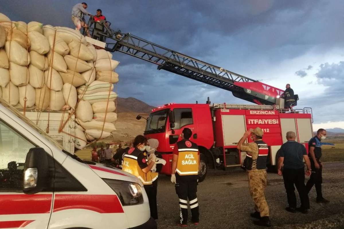 Erzincan'da yıldırım isabet eden 2 kişi yaralandı