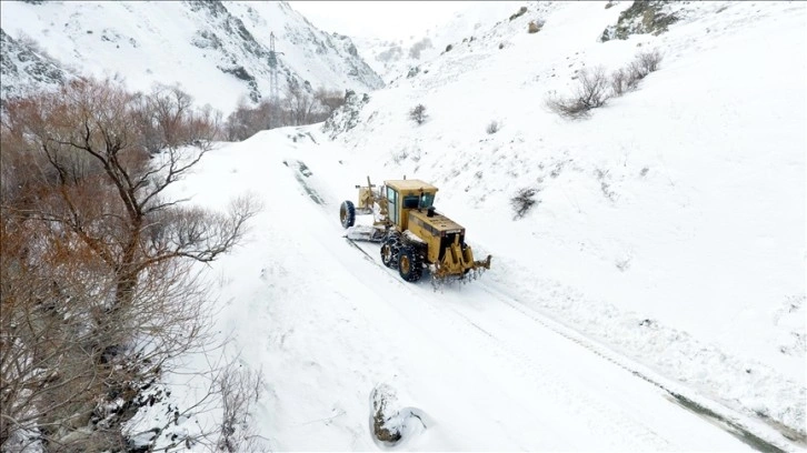 Erzurum'da karla mücadele çalışmaları nisanda da devam ediyor