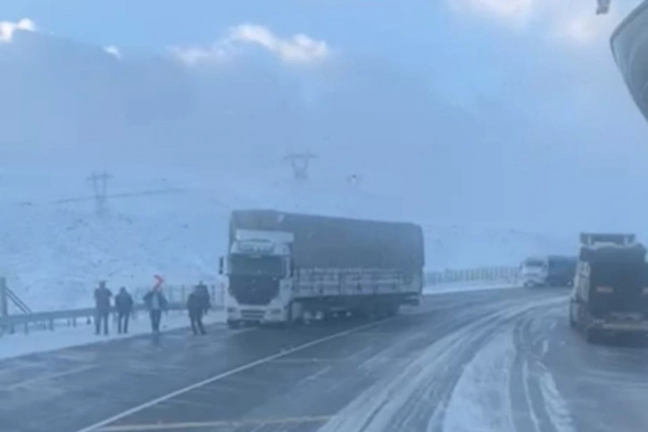 Erzurum’da yollar buz pistine döndü, onlarca tır mahsur kaldı