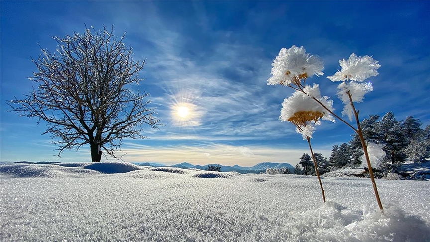 Erzurum'daki Dipsiz Göl soğuk hava nedeniyle buz tuttu