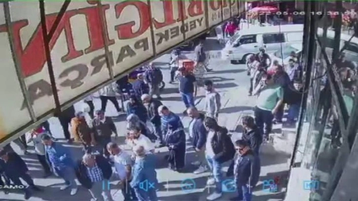 Esenler'de akıl almaz kaza; ters yöne girip 1'i bebek 3 kişiye çarptı