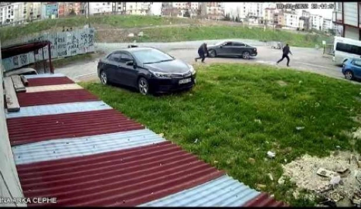 Esenyurt'ta plakasında "mutluyuz" yazan otomobille geldi, dehşeti yaşattı