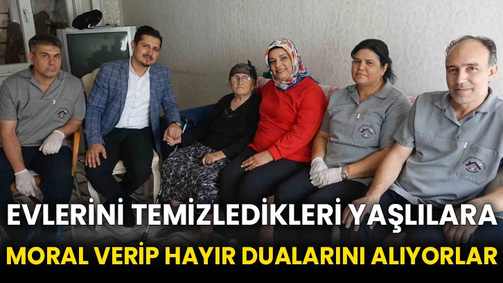 Evlerini temizledikleri yaşlılara moral verip hayır dualarını alıyorlar