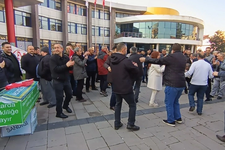 EYT’liler yeni çıkacak kanunu göbek atarak kutladı, tabutu parçaladı