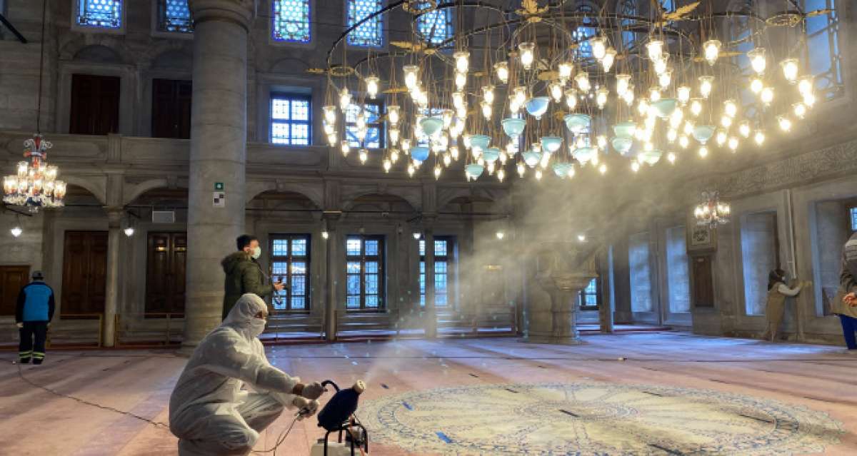 Eyüpsultan Camii ve Meydanı gül suyuyla yıkandı