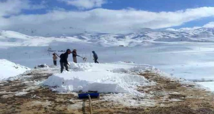 Faraşin Yaylası’nda yaşayan ailenin karla mücadelesi