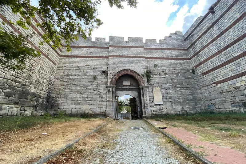 Fatih Sultan Mehmet’in ordusunun İstanbul’a girdiği kapı madde bağımlıları ve evsizlere mesken oldu