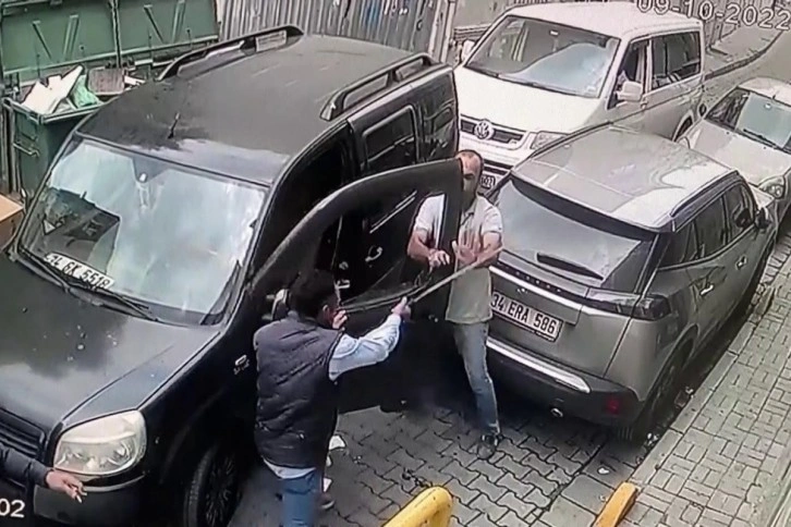 Fatih’te döner bıçaklı saldırı kamerada: Kağıt toplayıcısı, sürücüye dehşeti yaşattı