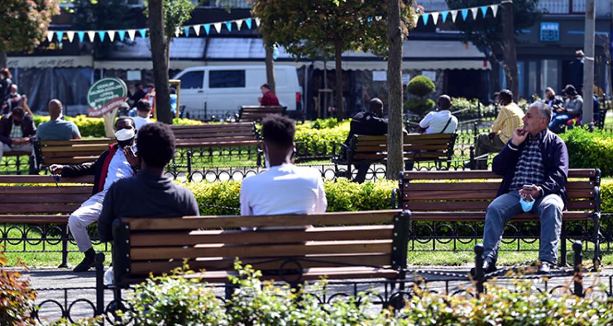 Fatih'te kısıtlamaya uymayanlar parkları doldurdu