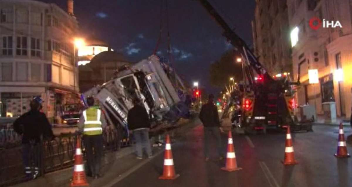 Fatih'te tramvay yoluna devrilen kamyon kaldırıldı