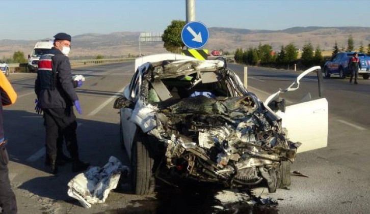 Feci kaza! Otomobille kamyonet kafa kafaya çarpıştı: 3 ölü