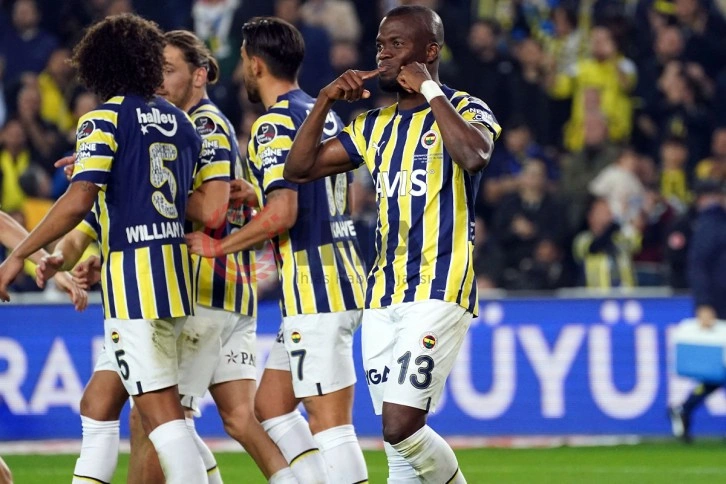 Fenerbahçe 10 kişiyle 3 puana uzandı