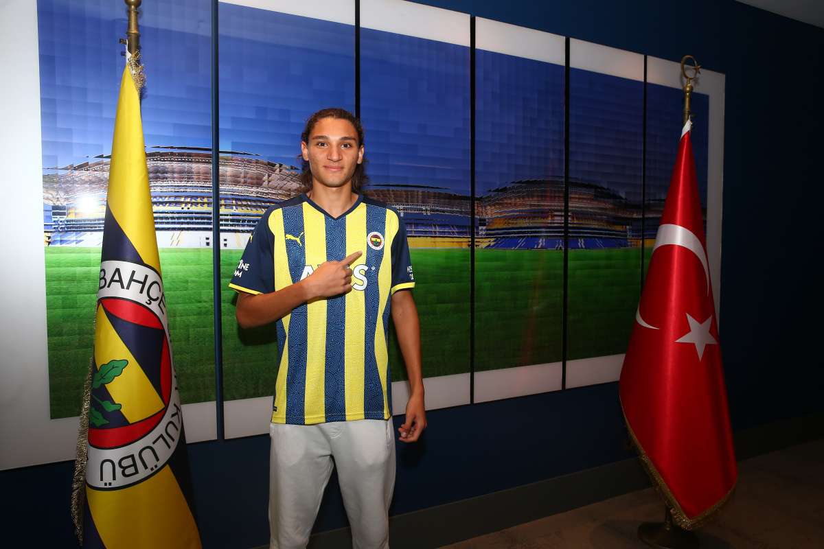 Fenerbahçe'den 17 yaşındaki Emir'e 3 yıllık sözleşme