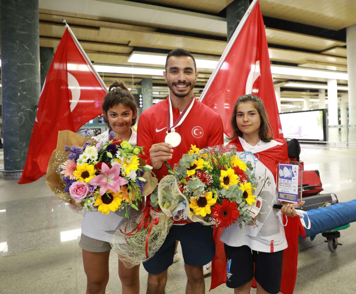 Ferhat Arıcan ve Medine Havva Tatlıcan, İzmirde coşkuyla karşılandı