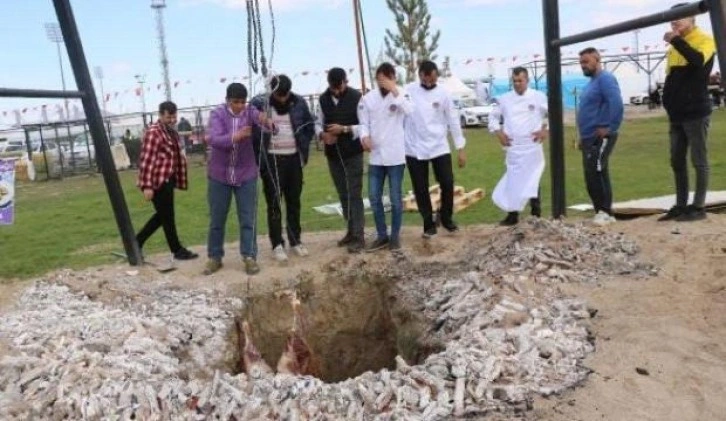 Festivalde şoke eden anlar! Ateşin olduğu çukura düştü