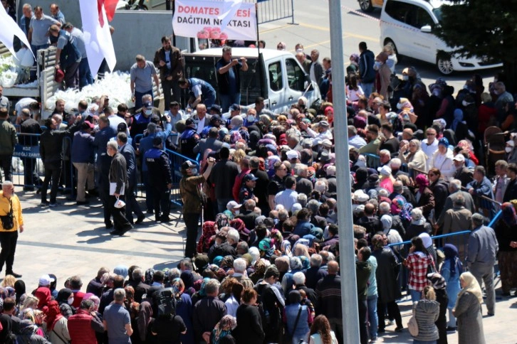 Fide sırasına giren vatandaşlar izdiham oluşturdu