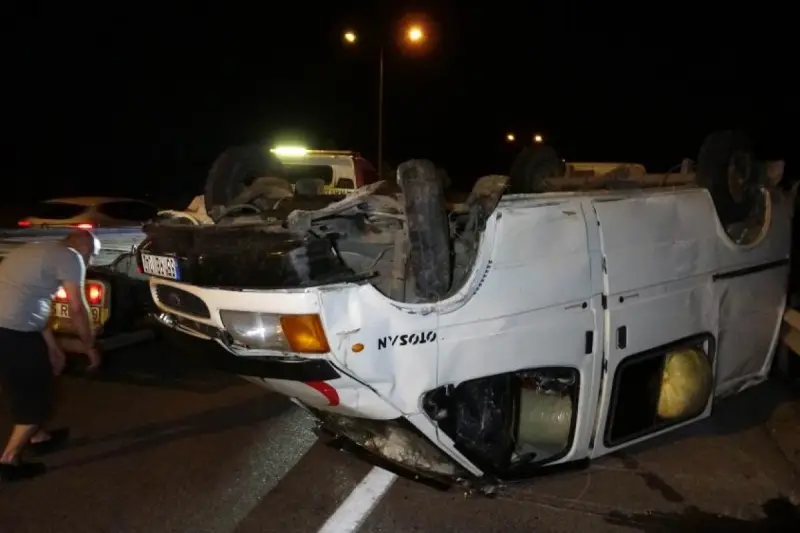 Fındık yüklü minibüs takla attı: 3 yaralı