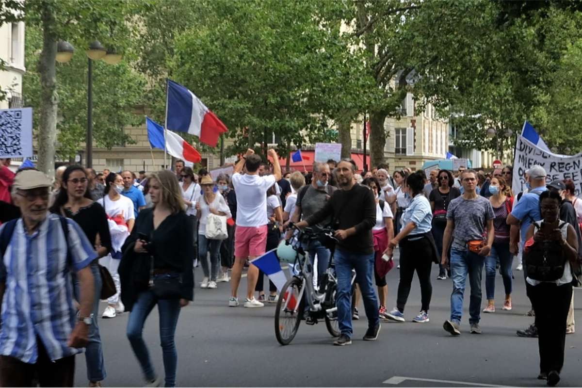 Fransa'da aşı karşıtları bir kez daha sokağa indi