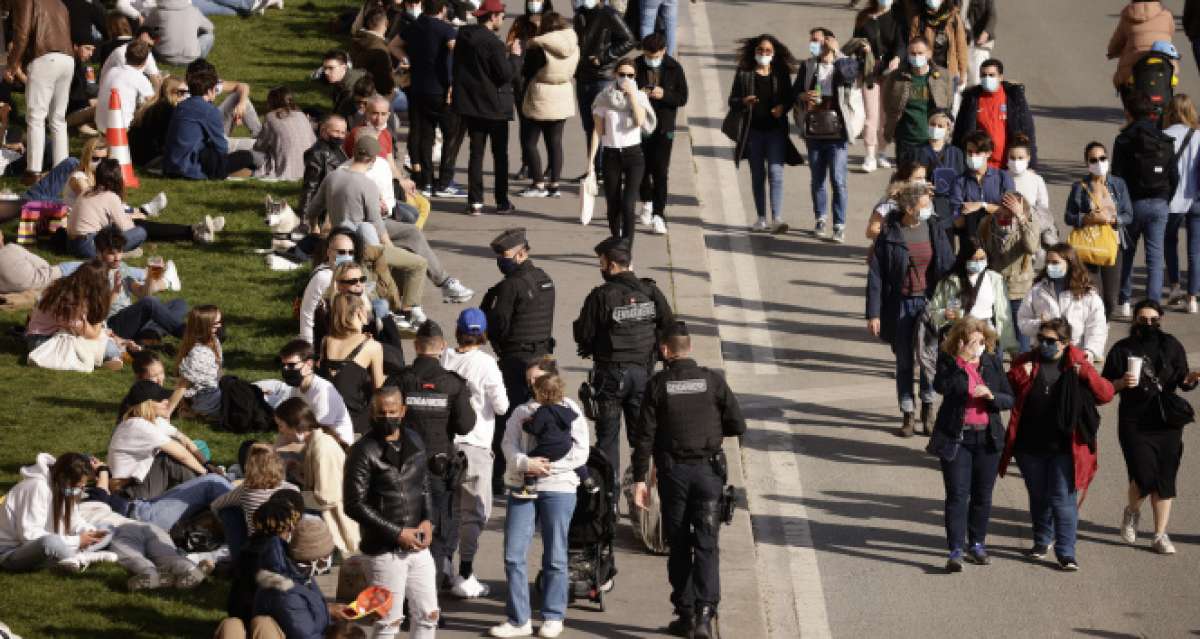 Fransa'da ciddi rahatsızlığı olan 16-17 yaşındakiler Covid-19 aşısı yaptırabilecek