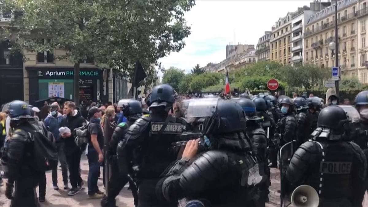 Fransa'da hükümetin Kovid-19'la mücadele politikası karşıtı gösterilerde, AA muhabiri tartaklan