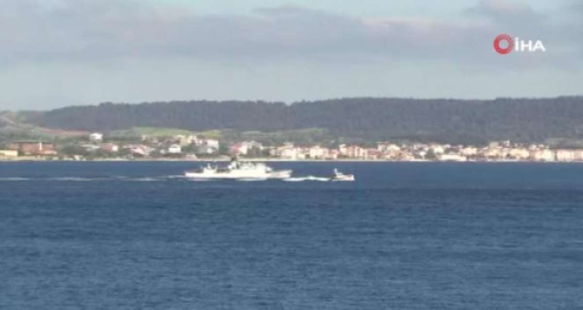 Fransız savaş gemisi Çanakkale Boğazı'ndan geçti