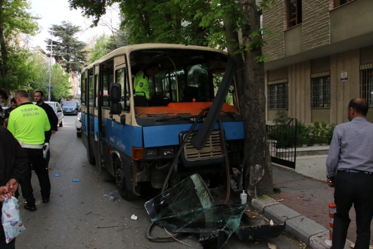 Freni arızalanan minibüs ağaca çarptı: 5 yaralı