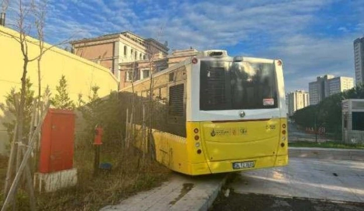 Freni boşalan İETT otobüsü duvara çarparak durabildi