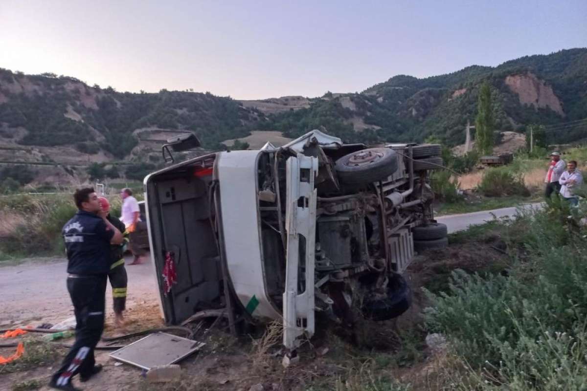 Freni boşalan işçi servisi şarampole yuvarlandı: 5 yaralı