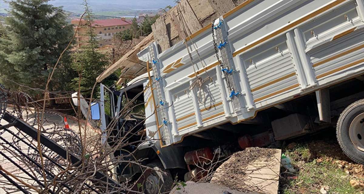 Freni boşalan kamyon istinat duvarına daldı