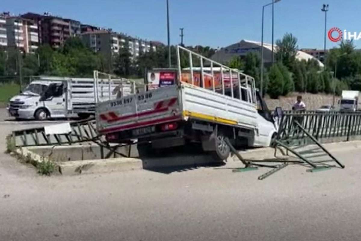 Freni boşalan kamyonet su kanalında asılı kaldı