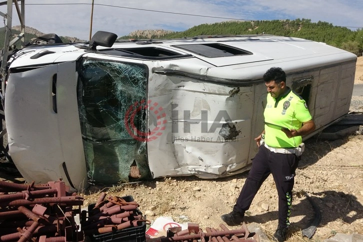 Freni boşalan minibüs şarampole yuvarladı